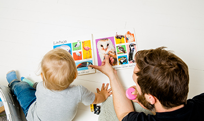 Isä ja lapsi lukevat yhdessä.
Kuvaaja: Sakari Piippo, Suomi-kuvapankki