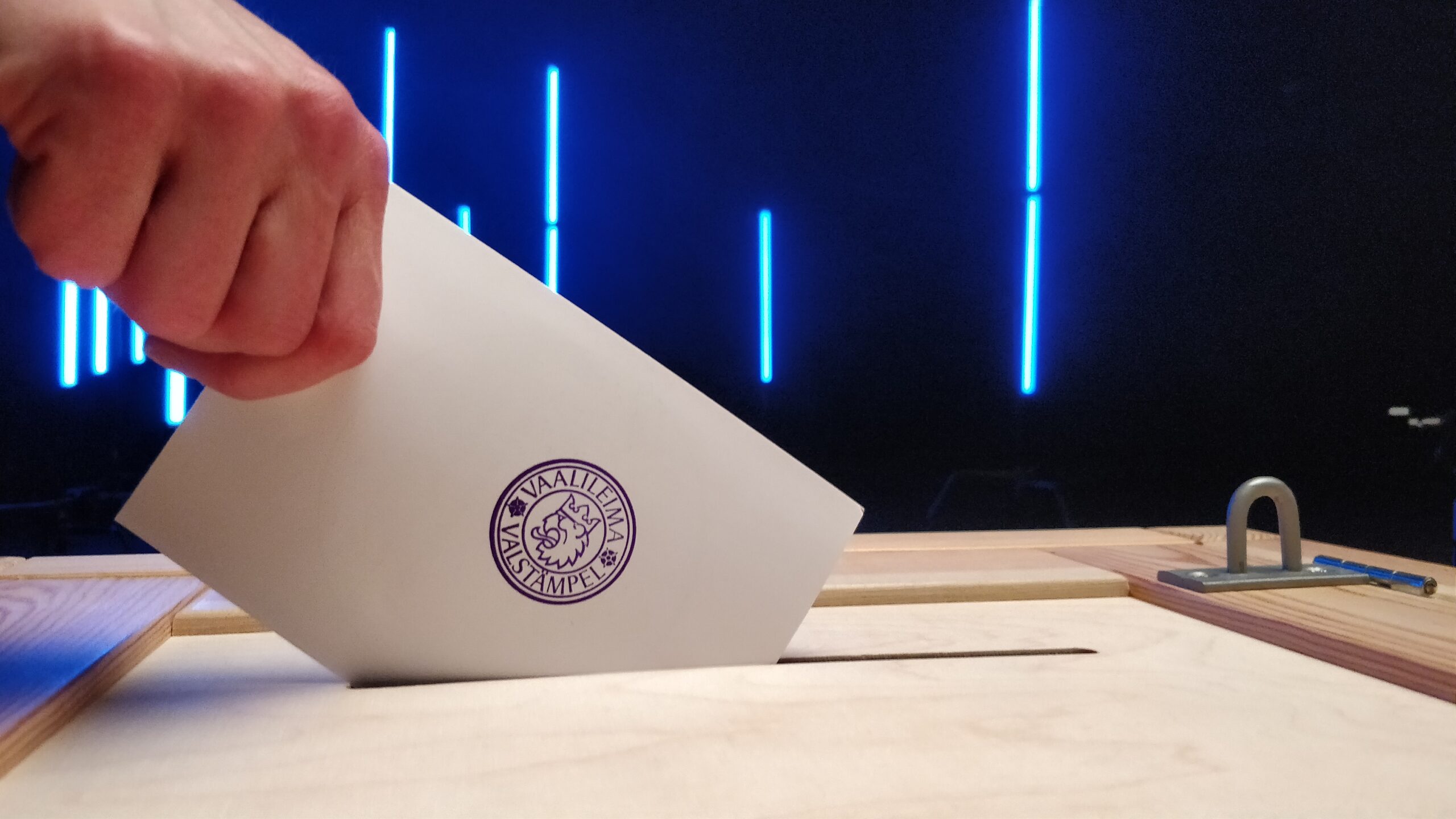 Bildkälla: justitieministeriet En hand lägger en stämplad röstsedel i valurnan.