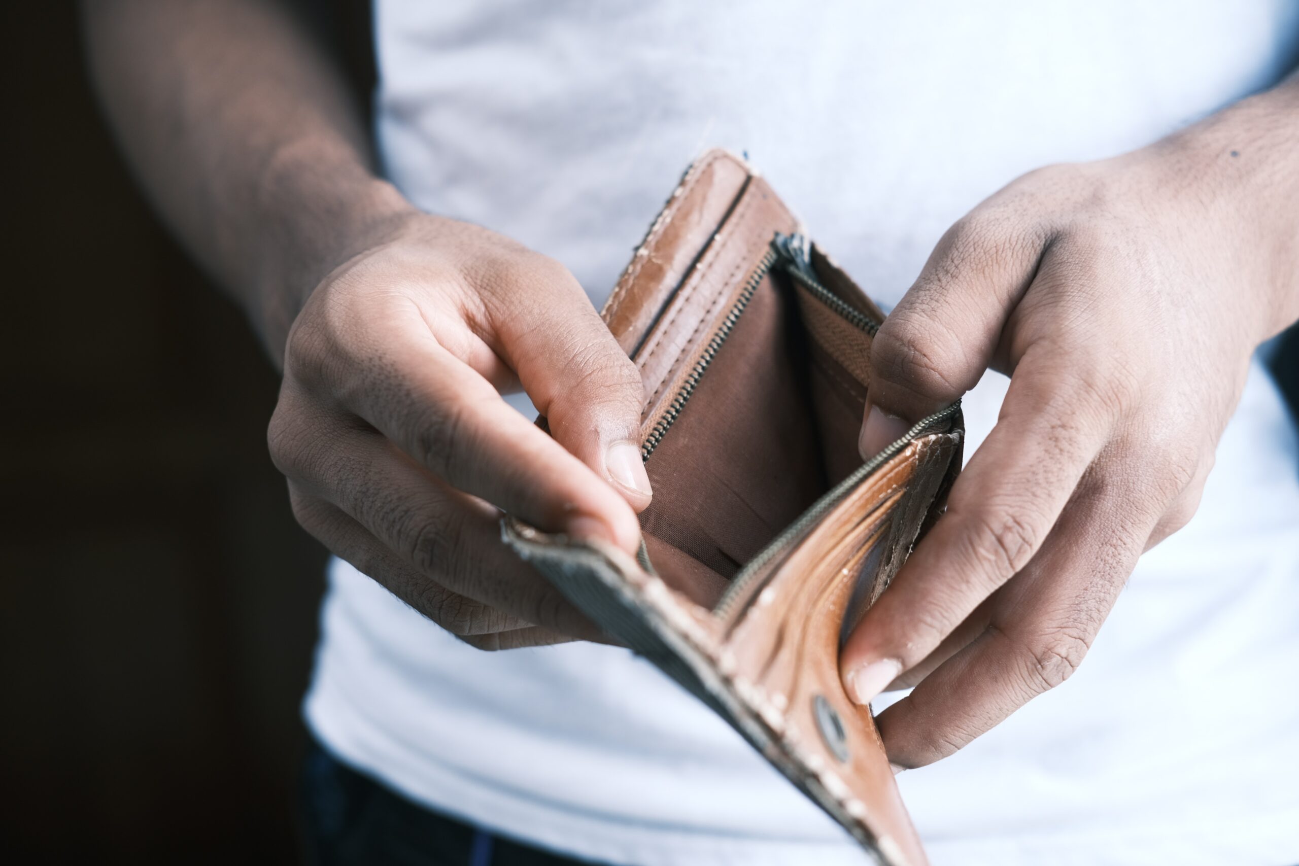 Fotograf: Towfiqu Barbhuiya Bildbanken Unsplash Händerna öppnar en plånbok som är tom.